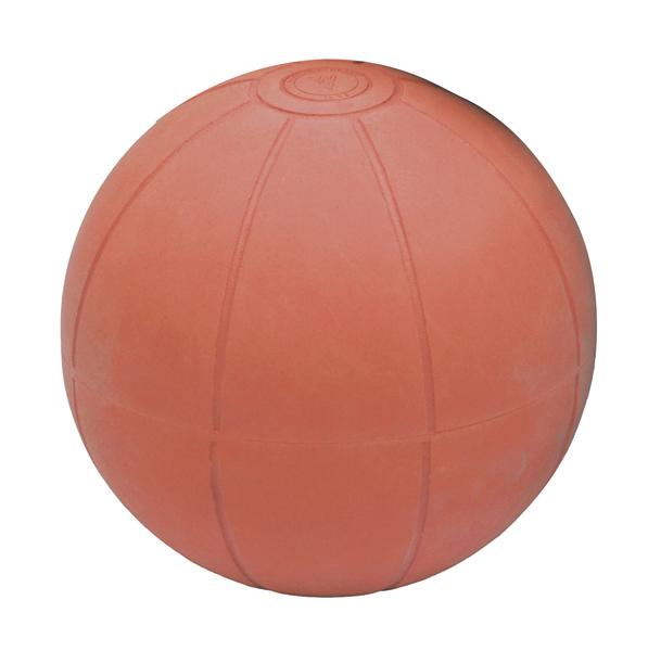 Roter Medizinball aus Gummi für Fitness- und Krafttraining, isoliert auf weißem Hintergrund.