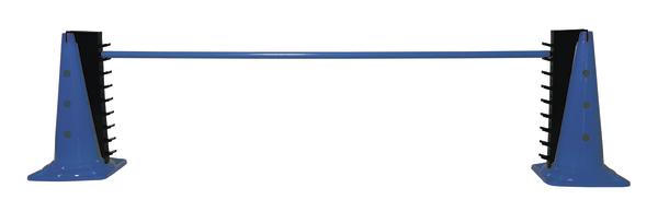 Agility-Hindernis mit blauem Ständer und Stange für Hundetraining im Freien.