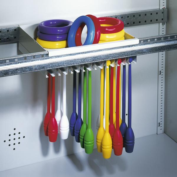 Bunte Jonglierkeulen und Ringe ordentlich in einem Regal für Jonglierbedarf sortiert.