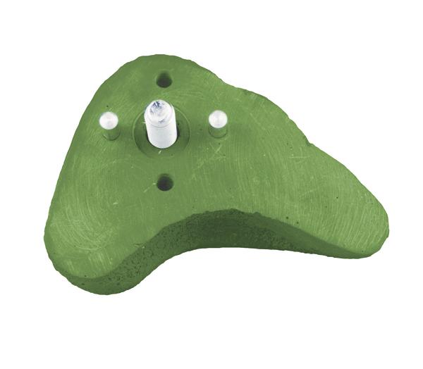 Grüner Klettergriff mit drei Befestigungspunkten für Kletterwandmontage.
