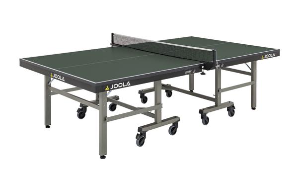 Tischtennisplatte JOOLA mit grünem Spielfeld, Netz und klappbarem Metallgestell auf Rollen.