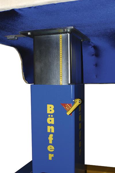 Hydraulische Hebebühne mit Höhenanzeige und gelbem Hebel, Marke Bänfer, blau lackiert.