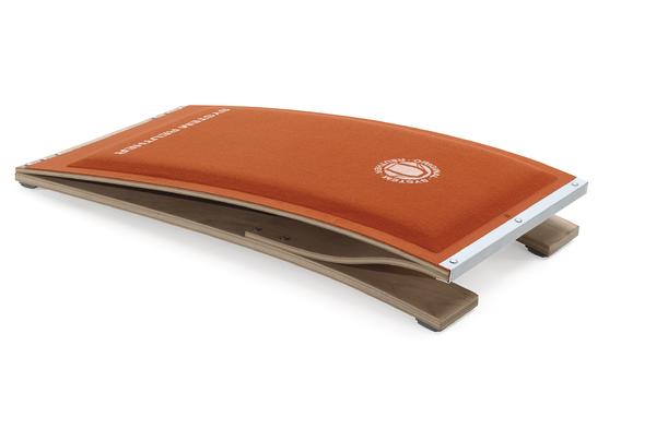 Balance-Board mit orangefarbener Oberfläche und gebogenem Holzrahmen für Gleichgewichtstraining.