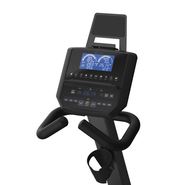 LCD-Trainingscomputer mit blau beleuchtetem Display, Tablet-Halterung, ergonomischen Handgriffen und integriertem Flaschenhalter an einem Fitnessgerät.