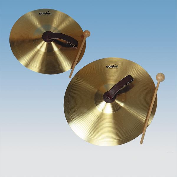 Paar goldene Handbecken mit Schlägeln auf blauem Hintergrund, Musikinstrumente.