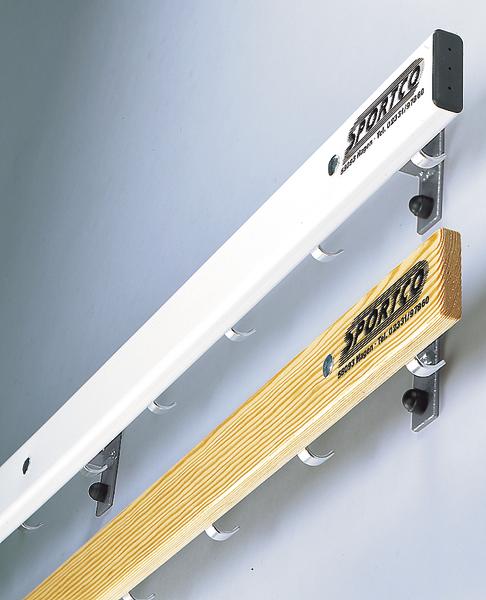 Wandmontierte Garderobenleisten aus Holz und Metall mit Haken für Jacken und Mäntel.