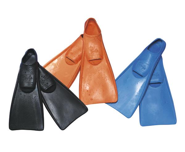 Schwimmflossen in Schwarz, Orange und Blau für Tauchen und Schnorcheln auf weißem Hintergrund.