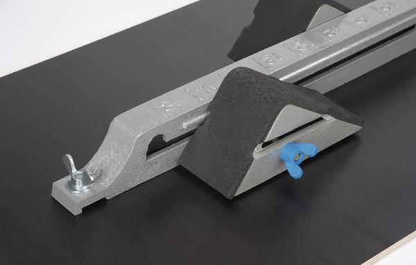 Hallenstartblock montiert auf schwarzer Platte.