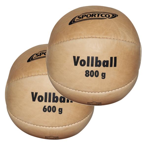 Zwei SPORTCO Vollbälle aus Leder in Naturbraun, mit 600 g und 800 g Gewicht.