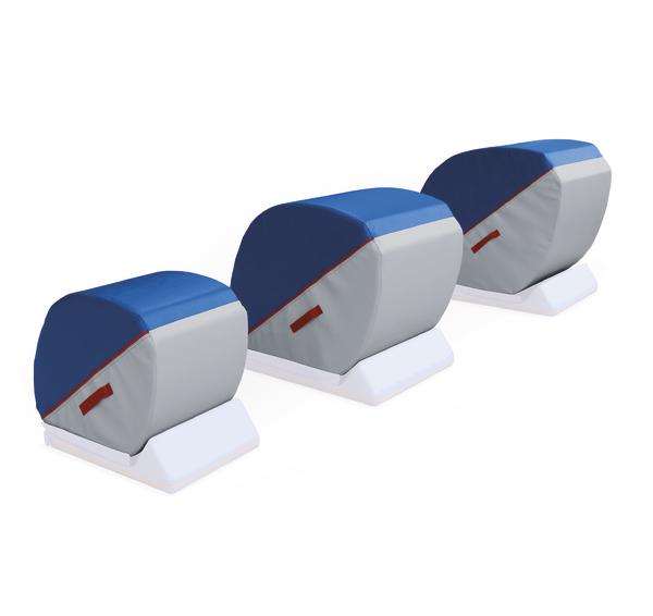 Drei blaue und graue Gymnastik-Pilates-Blöcke in verschiedenen Größen auf weißem Hintergrund.