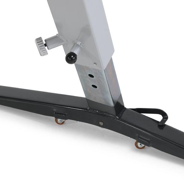 Stabiler Metallfuß mit Rollen und verstellbarem Mechanismus für Fitnessgeräte oder Trainingsbank.