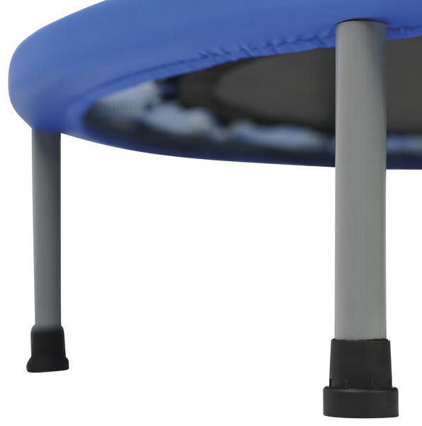 Detailansicht der Standbeine eines Mini-Trampolins mit grauen Metallfüßen und schwarzen Gummikappen.