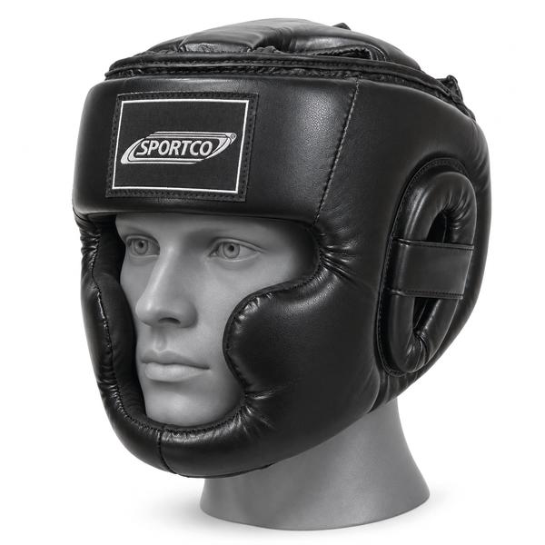 Schwarzer Sportco Kopfschutz für Boxen und Kampfsport mit gepolstertem Stirn-, Wangen-, Kinn- und Ohrenschutz sowie Sportco Logo auf der Vorderseite.