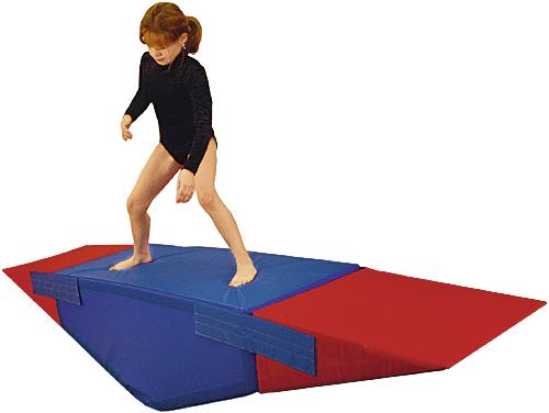 Kind balanciert auf blau-rotem Turnmatten-Wippe, Sport und Gleichgewichtstraining.