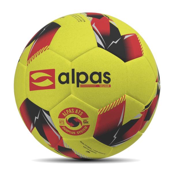 Gelber alpas Velour Fußball mit rot-schwarzem Grafikdesign in Frontalansicht auf hellem Hintergrund.