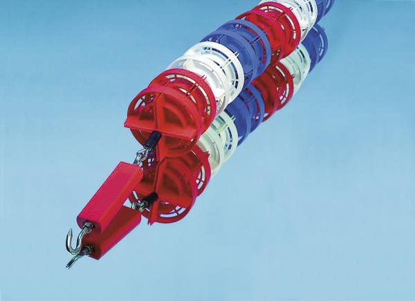 Schwimmende Bahnmarkierung mit roten, weißen und blauen Schwimmern im Schwimmbecken.