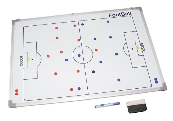 Taktiktafel für Fußball mit magnetischen Spielsteinen und Markern auf weißem Hintergrund.