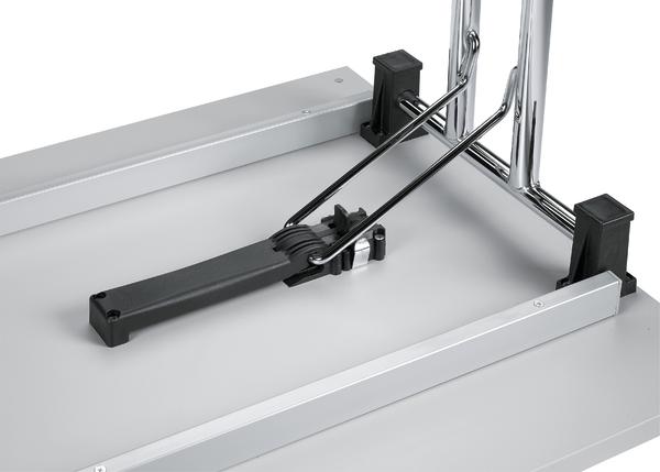 Klappmechanismus und Metallgestell eines modernen Klapptisches in Nahaufnahme.