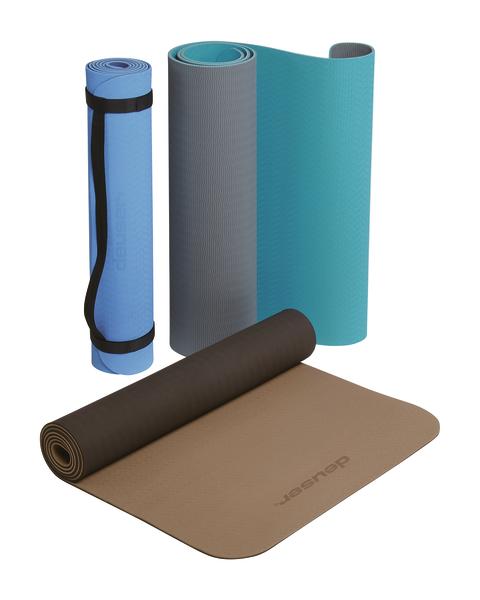 Yoga- und Fitnessmatten in verschiedenen Farben, teilweise gerollt, für Sport und Training.