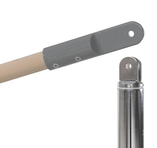 Verbindung eines Holzstiels mit grauem Kunststoffgriff und Metallrohr mit Öse.