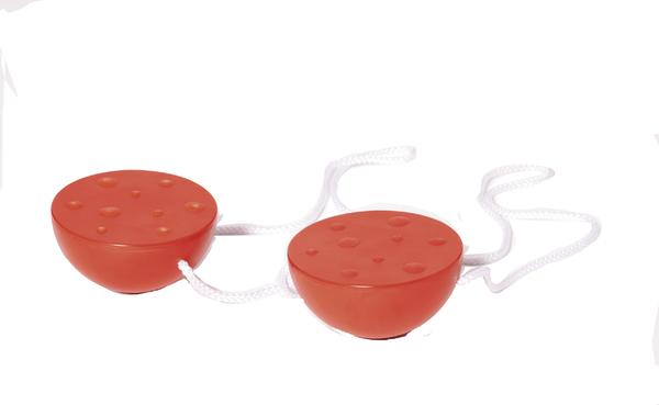 Rote Kinderlaufstelzen aus Kunststoff mit weißer Schnur, isoliert auf weißem Hintergrund.