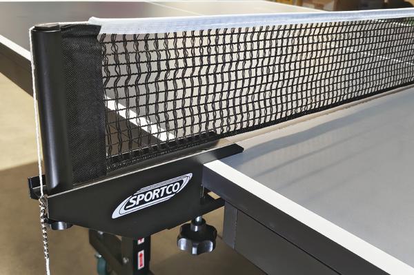 SPORTCO Tischtennisnetzgarnitur School mit Schraubklemmbefestigung montiert an einer Tischtennisplatte.