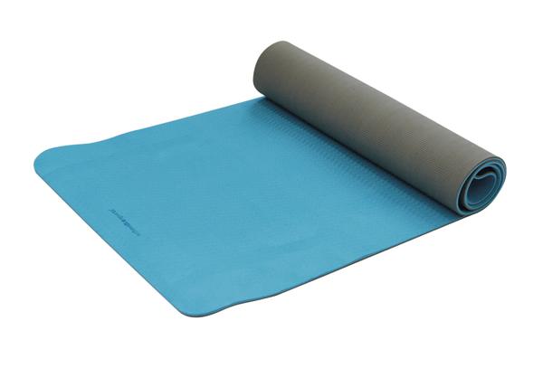 Yoga-Matte in Blau und Grau, teilweise aufgerollt, für Fitness und Gymnastik.