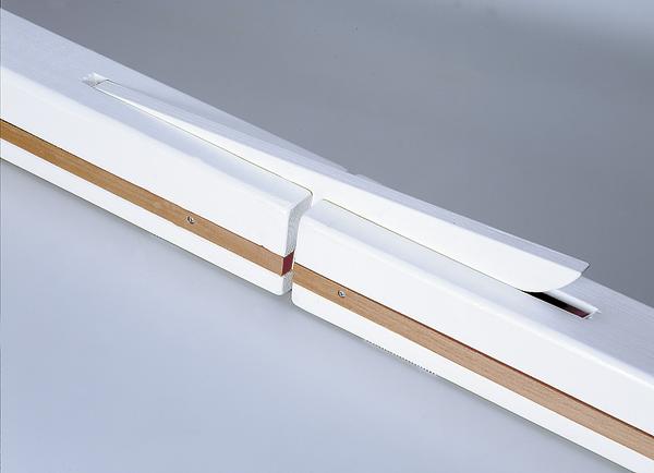 Weißes Bandenteil passend für Hallenhockeybande auf grauem Hintergrund.