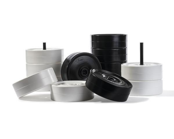 Schwarze und weiße Gewichtsscheiben für Fitness und Krafttraining auf weißem Hintergrund.