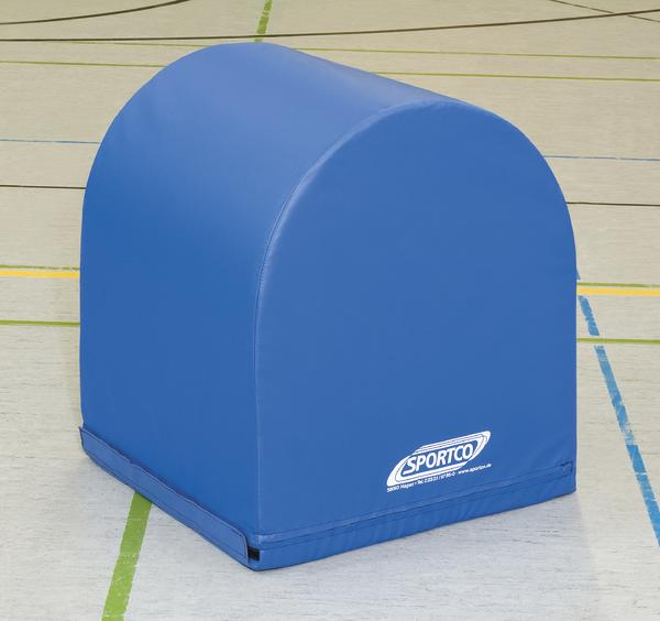 Blauer Sportmattenwürfel mit abgerundeter Oberseite in einer Sporthalle.