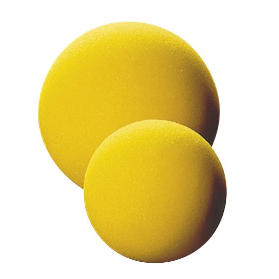 Zwei gelbe Tischtennisbälle unterschiedlicher Größe auf weißem Hintergrund.