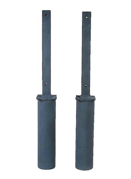 Zwei schwarze Metallpfosten mit Befestigungslöchern, isoliert auf weißem Hintergrund.