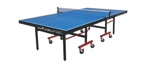 Tischtennisplatte mit blauem Spielfeld, Netz und klappbarem Gestell auf Rollen.