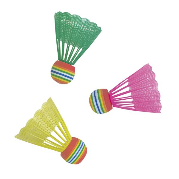 Drei bunte Badminton-Federbälle in Grün, Pink und Gelb auf weißem Hintergrund.