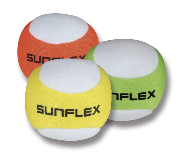 Drei bunte Sunflex Softbälle in Gelb, Grün und Orange für Indoor- und Outdoor-Spiele.