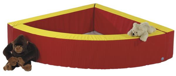 Rotes und gelbes Kinderspielecke-Eckpolster mit Plüsch-Gorilla und Teddybär.