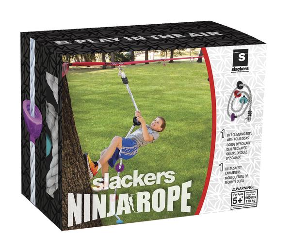 Kind klettert an Slackers Ninja Rope Kletterseil mit bunten Griffen im Garten.