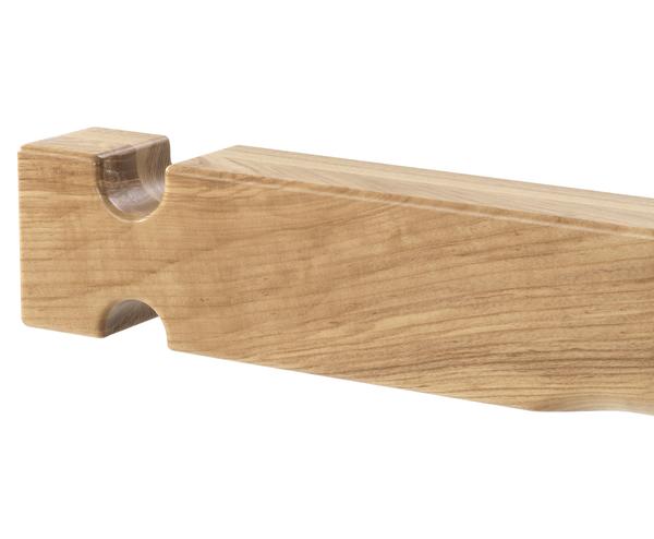 Gleichgewichtsbalken mit Aussparungen, gefertigt aus hellem Holz, Nahaufnahme.