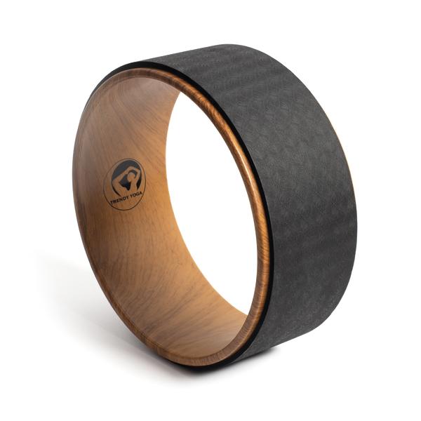 Yoga Wheel aus Holz und schwarzem rutschfestem Material für Dehnung und Balanceübungen.