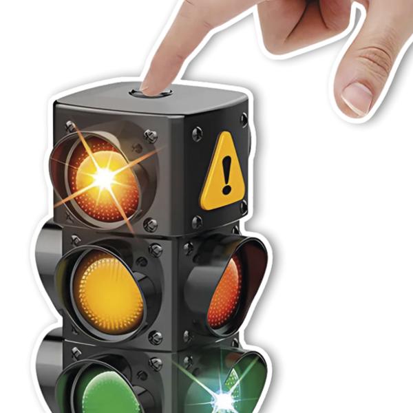 Spielzeug-Ampel mit leuchtenden Signallichtern, die von einem Finger oben gedrückt wird.