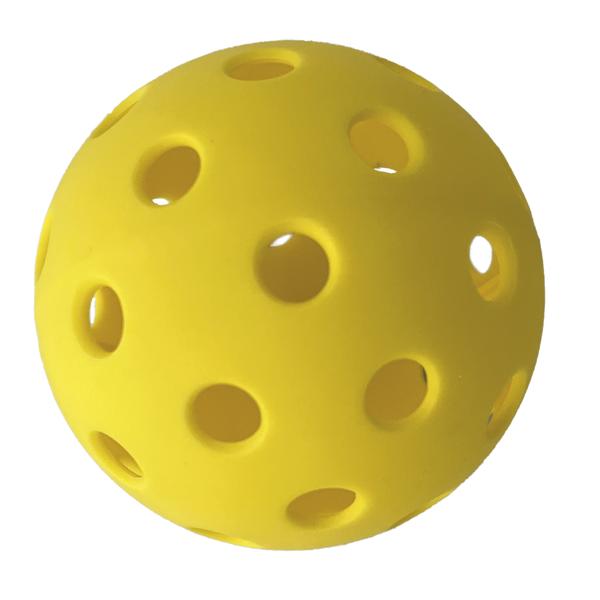 Gelber Kunststoffball mit Löchern, typischer Pickleball für Sport und Freizeit.
