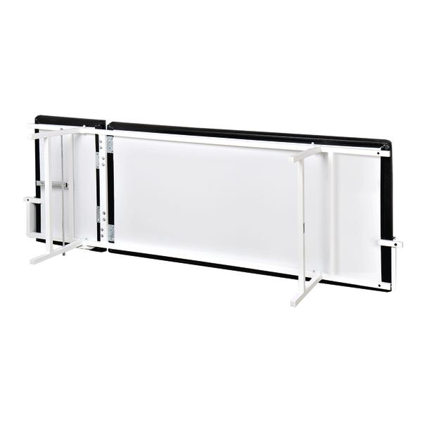 Klappbarer Tisch mit weißer Tischplatte und weißen Metallbeinen, von unten fotografiert.