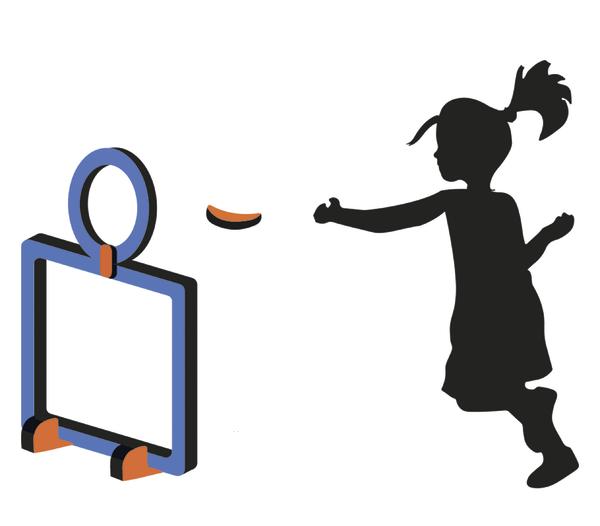 Silhouette eines Mädchens, das einen Frisbee zu einem Ziel wirft.