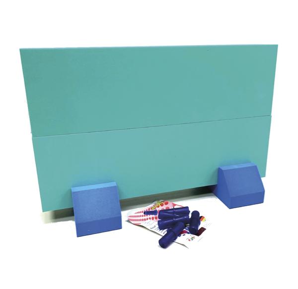 Blauer Schallschutzschirm mit zwei blauen Halterungen und Zubehör auf weißem Hintergrund.