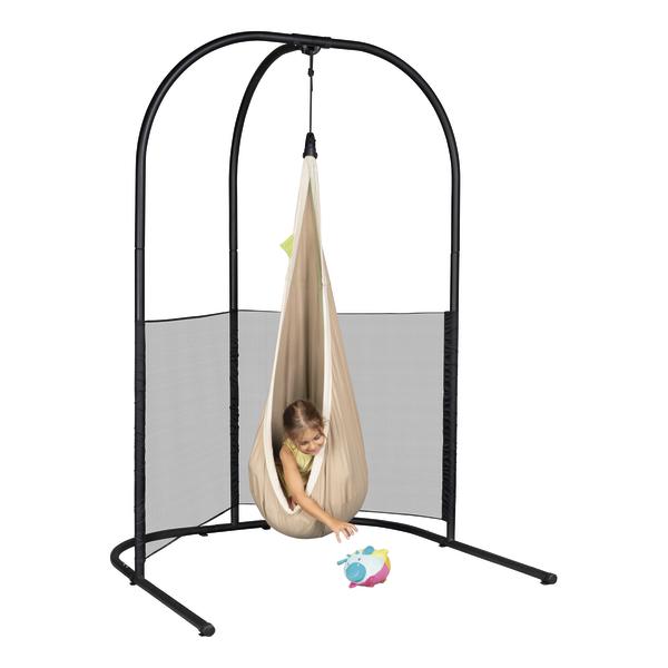 Kind in beige Hängesitz-Schaukel mit schwarzem Metallgestell und Netzschutz, spielend.