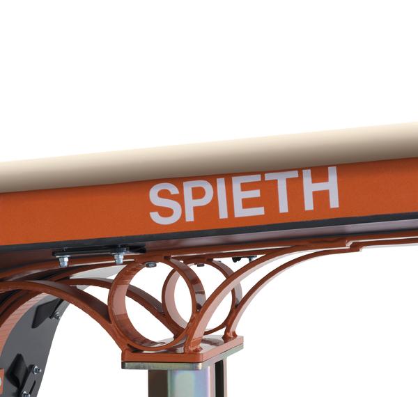 Detailaufnahme eines orangefarbenen Spieth-Turngeräts mit stabiler Metallkonstruktion.