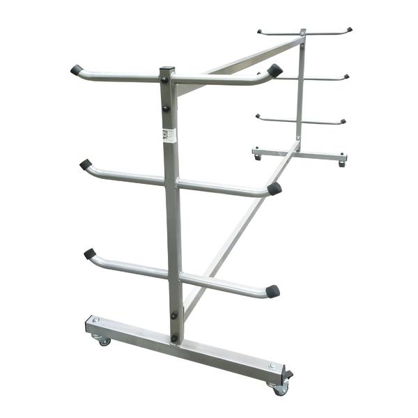 Mobiler Metallständer mit mehreren gepolsterten Haltearmen und Rollen zur Lagerung von Turnbänken vor weißem Hintergrund.