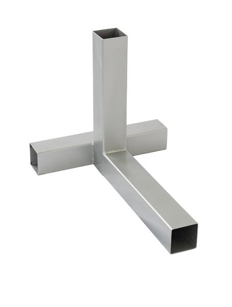 Dreifach verbundene quadratische Bodenhülse in silberner Farbe auf weißem Hintergrund.