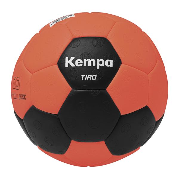 Orange-schwarzer Handball mit strukturierter Oberfläche und der Aufschrift „Kempa Tiro“.