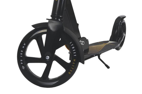 Schwarzer City-Scooter mit großem Vorderrad und rutschfestem Trittbrett, Nahaufnahme.